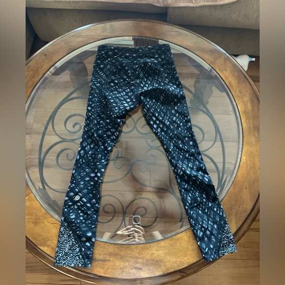 Lululemon scalloped Patterned leggings SZ 4 - Picture 3 of 6